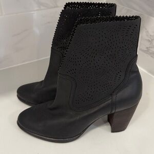 UGG Thames Black Pure Perforated Leather Block Heel  Size 7